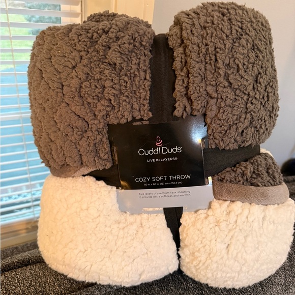 Cuddl Duds Other - Cuddl Duds Plush Sherpa Throw Blanket - Gray and Cream
